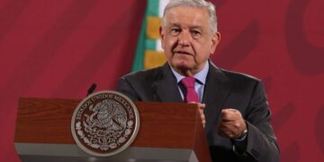 Altos funcionarios públicos no cobrarán aguinaldo, irá para covid-19: AMLO