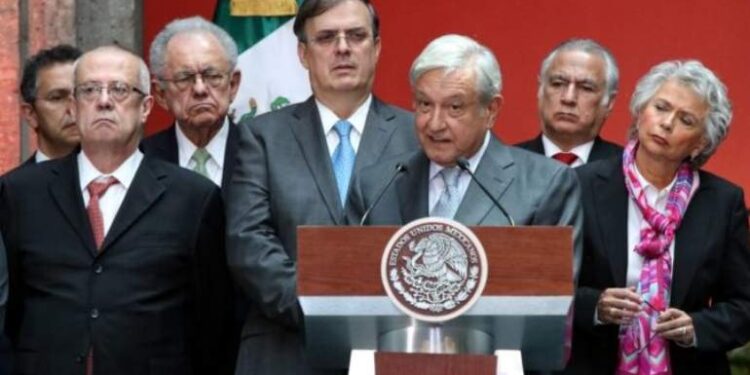 AMLO pide a funcionarios renunciar en octubre si quieren participar en elecciones