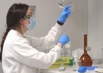 Ensayos de vacuna covid-19 de AstraZeneca podrían reanudarse la próxima semana