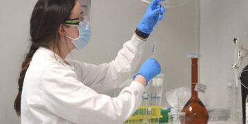 Ensayos de vacuna covid-19 de AstraZeneca podrían reanudarse la próxima semana