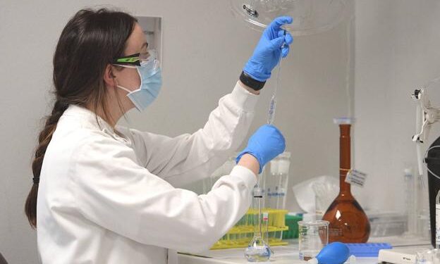 Ensayos de vacuna covid-19 de AstraZeneca podrían reanudarse la próxima semana