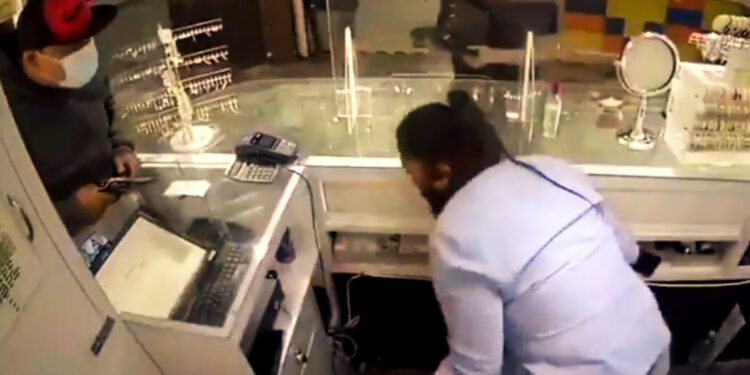 #Video Sujetos roban dos joyerías simultáneamente en Cuernavaca
