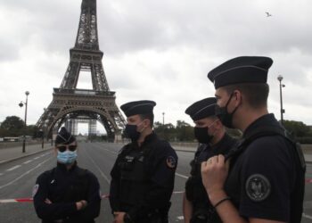 Desalojan la Torre Eiffel por alerta de bomba