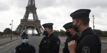 Desalojan la Torre Eiffel por alerta de bomba