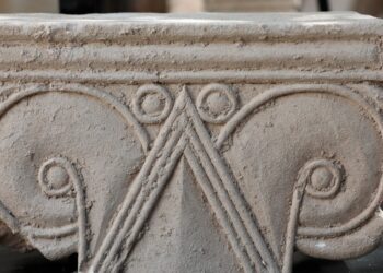Encuentran majestuosos capiteles de hace dos mil 700 años en Jerusalén