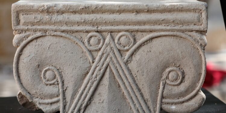 Encuentran majestuosos capiteles de hace dos mil 700 años en Jerusalén