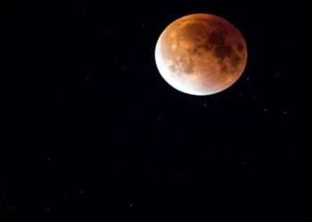 Descubren que la Tierra podría estar oxidando a la Luna