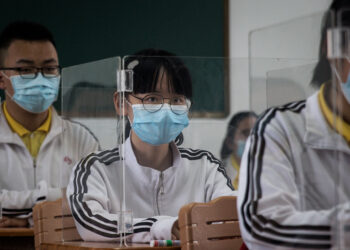 Reabren escuelas en Wuhan, China