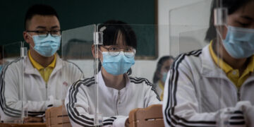 Reabren escuelas en Wuhan, China
