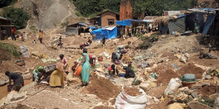 Colapsan pozos mineros en el Congo, reportan al menos 50 muertos