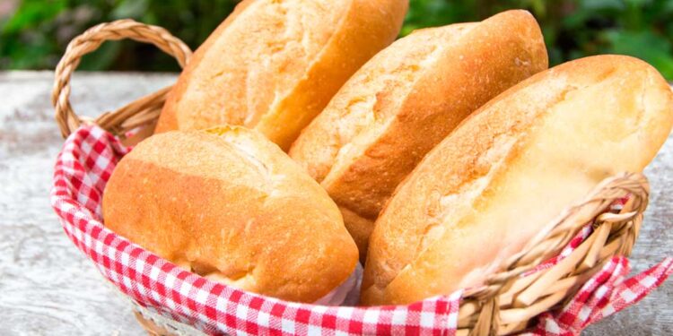 Bolillos caseros, una suave y crujiente receta