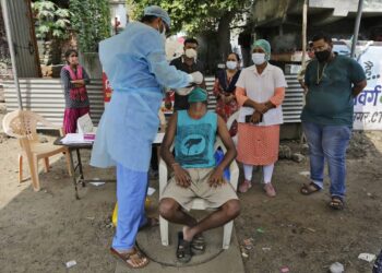 India registra récord con 90 mil 632 nuevos casos diarios COVID-19