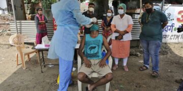 India registra récord con 90 mil 632 nuevos casos diarios COVID-19