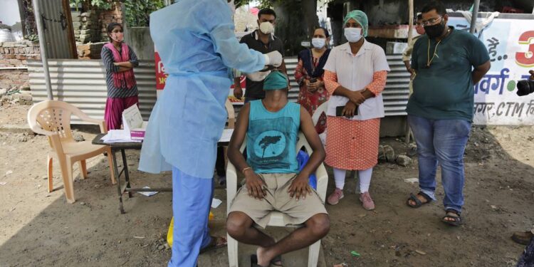 India registra récord con 90 mil 632 nuevos casos diarios COVID-19