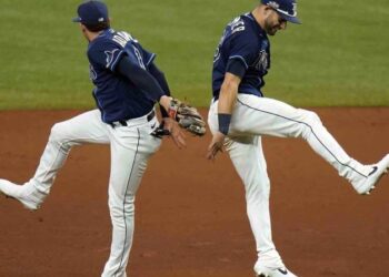 Rays ganan su primera serie de postemporada