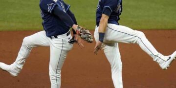 Rays ganan su primera serie de postemporada