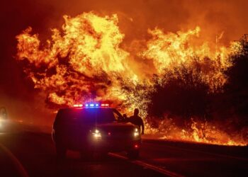 Ordenan a miles evacuar por incendio cerca de Atenas