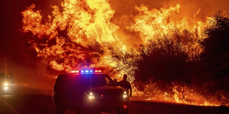 Ordenan a miles evacuar por incendio cerca de Atenas