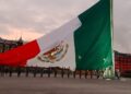 AMLO iza a media asta la bandera de México por víctimas de sismos de 1985 y 2017