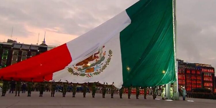 AMLO iza a media asta la bandera de México por víctimas de sismos de 1985 y 2017