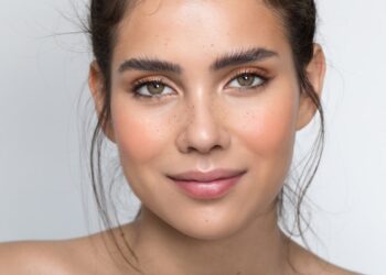 Las cejas tupidas dominarán este otoño