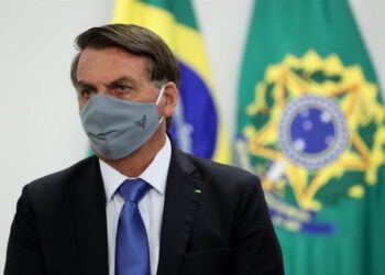 Bolsonaro afirma que «quedarse en casa» es para débiles
