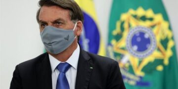 Bolsonaro afirma que «quedarse en casa» es para débiles