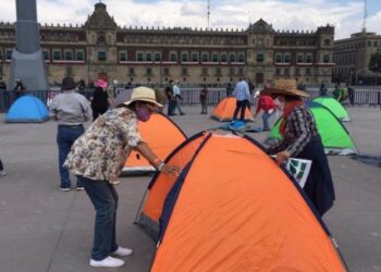 Frena instala plantón en el Zócalo
