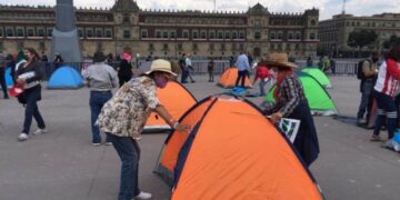 Frena instala plantón en el Zócalo
