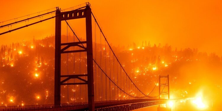 Incendios forestales arrasan la costa oeste de EEUU y dejan seis muertos