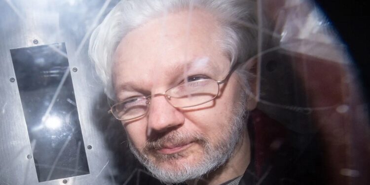 Assange combate su extradición a EEUU en medio de nuevas acusaciones