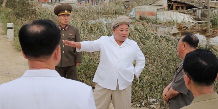 Kim Jong-un visita zonas afectadas por tifón Maysak