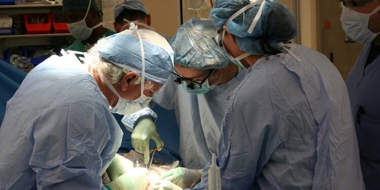 Realizan en México cirugía de trasplante bipulmonar a paciente tras covid-19
