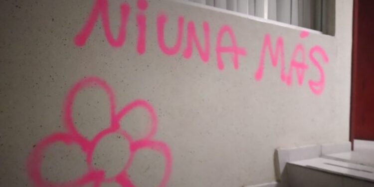 Desalojan a feministas de la Comisión de Derechos Humanos, hay 11 mujeres detenidas