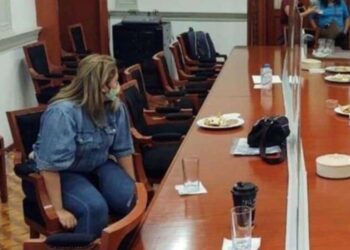 Padres se encierran en CNDH para exigir justicia por sus hijos