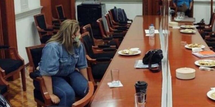 Padres se encierran en CNDH para exigir justicia por sus hijos
