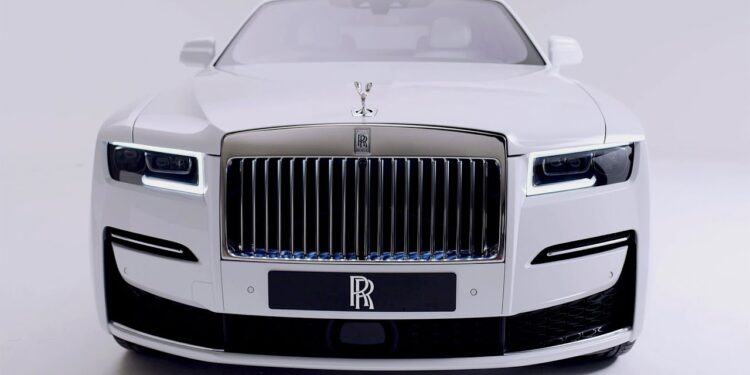 Rolls-Royce presenta su sedán Ghost de nueva generación