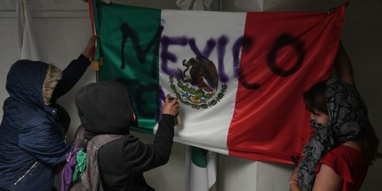 Fiscalía del Edomex libera a mujeres detenidas durante desalojo en CODHEM