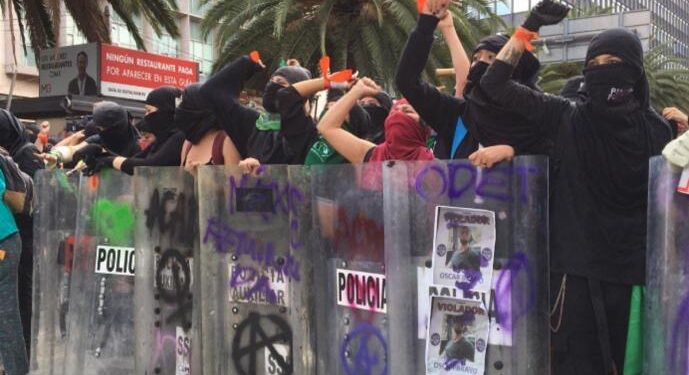 Encapsulan marcha de mujeres a favor de la despenalización del aborto