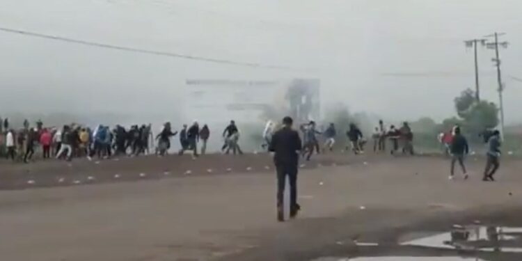 Enfrentamiento entre policías y normalistas de Tiripetío, en Michoacán