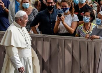 El papa Francisco retoma contacto con fieles
