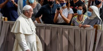 El papa Francisco retoma contacto con fieles