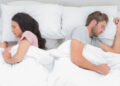 ¿Qué significa dar la espalda al dormir en pareja?
