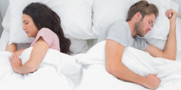 ¿Qué significa dar la espalda al dormir en pareja?