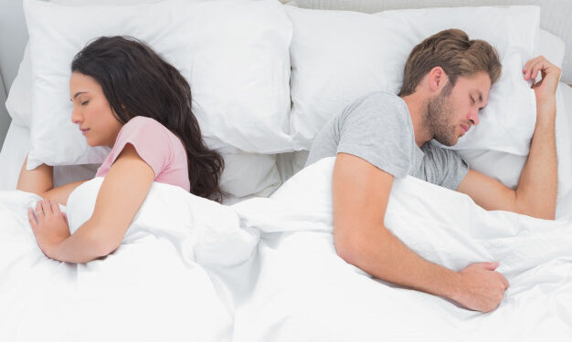 ¿Qué significa dar la espalda al dormir en pareja?