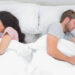 ¿Qué significa dar la espalda al dormir en pareja?