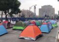 Plantón de Frena con casas de campaña vacías