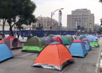 Plantón de Frena con casas de campaña vacías