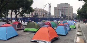 Plantón de Frena con casas de campaña vacías