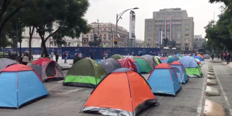 Plantón de Frena con casas de campaña vacías
